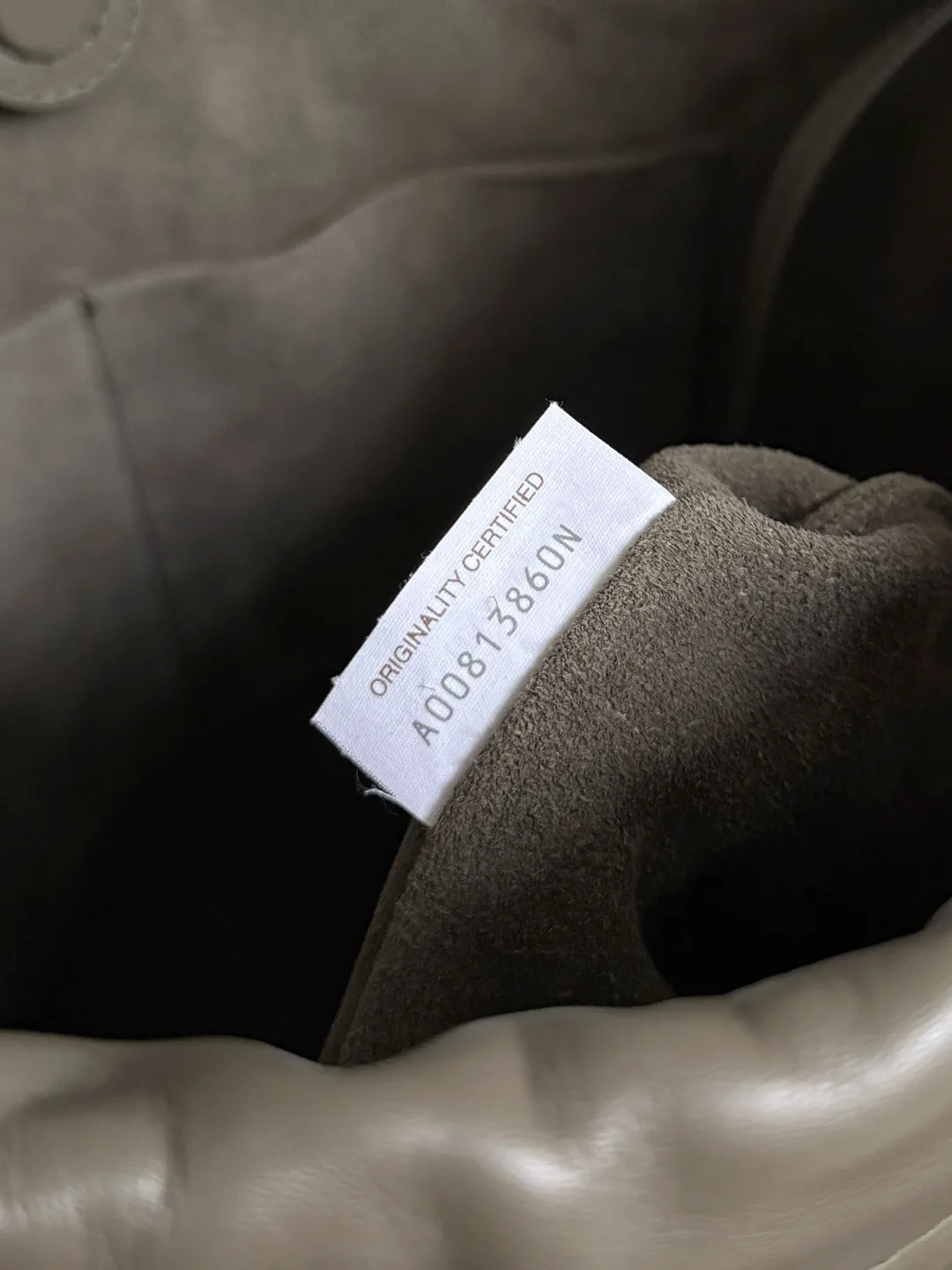 Batch 2280 BOTTEGA VENETA2025 new woven Biblioteca Bucket perfectly integrates casual texture, using classic Intrecciato woven leather, which feels soft but stiff, allowing the bag to drape naturally without losing the three-dimensional effect. The drawstring design of the drawstring pocket makes opening and closing more direct and adds a casual atmosphere. If you are on a short business trip, you can put some skin care samples in your bag. The front compartment or rear zipper can also be used to store ID cards, bank cards, etc. The solid color design of the bag is very versatile, and it doesn’t feel too picky when paired with any clothes. The leather material is also very high-quality! Style number: 836020 Size: 24*33*14cm